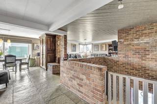 Voor meer info of een bezoek, bel 054 69 39 36 - In het landelijke Denderwindeke bevindt zich deze ruime woning met twee achterliggende weides...