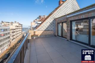 Deze subliem, compleet gerenoveerde penthouse beschikt over 2 immense zonneterrassen en biedt een zijdelings zeezicht te Knokke. Indeling:...