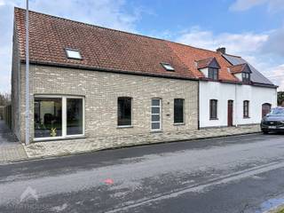 Instapklare woning met maar liefst een bewoonbare oppervlakte van 270m² bestaande uit een ruime inkomhal met vestiairekast en gastentoilet, volledig uitgeruste open keuken met eiland, lichtrijke leefruimte met eet-en zithoek + gashaard, droge kelder, polyvalente ruimte/garage van +-25m² en een grote tuin met aangelegde zonneterrassen en tuinberging + lounge. Op het verdiep is een badkamer (inloopdouche, ligbad en dubbele lavabo), nachthal met afzonderlijk toilet, 4 volwaardige slaapkamers, dressing en een trapluik naar de zolder. Ideaal voor groot gezin, hobbyist of voor wie wonen en werken wenst te combineren!<br />
<p></p>
<p>Extra troeven:</p>
<ul>
<li>Energiezuinig</li>
<li>Zonneboiler</li>
<li>Regenwaterput van 10.000L</li>
<li>Ruim en lichtrijk</li>
<li>Parkeergelegenheid voor de woning</li>
<li>Centrale locatie</li>
<li>Instapklaar</li>
</ul>
<p>Deze woning is te koop ZONDER makelaar via het concept van Smart Houses! Wenst u verdere inlichtingen of bezoek? Contacteer rechtstreeks de eigenaar via 0475/72.20.72</p>