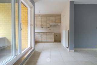 <p><span>GENT - Ottergemsesteenweg 71: Op zoek naar een</span><span> instapklaar en ruim appartement met garagebox </span><span>te huur</span><span> in Gent? Dan is dit pand mogelijk iets voor u.</span></p><p><span> </span></p><p><span>De troeven in een notendop:</span></p><ul><li><span>Tal van faciliteiten in de buurt zoals winkels, sportclubs, etc. </span></li><li><span>Goed bereikbaar met het openbaar vervoer en vlotte toegang tot invalswegen</span></li><li><span>Geschikt voor co-housing (1 van de 3 kamers is wel aan de kleinere kant)</span></li><li><span>Inclusief garagebox en fietsenstalling<br /><br /></span></li></ul><p><span>Indeling:</span></p><p><span>Inkomhal, apart toilet, lichtrijke leefruimte met keukenhoek (enkel kasten en dampkap), berging met aansluiting wasmachine, 2 terrassen waarvan 1 terras met aansluitend een ruime berging, 3 slaapkamers en badkamer met lavabo en bad/douche combinatie.</span></p><p><span>Inclusief garagebox en fietsenstalling.</span></p><p><span> </span></p><p><span>Beschikbaar vanaf heden. Domicilie verplicht.</span></p><p><span>Huurprijs: € 1200 + € 35 forfait algemene kosten (gebouw + onderhoud gasketel). EGW naar eigen verbruik.</span></p><p><span> </span></p><p><span>Contacteer Axel Lenaerts makelaars voor een bezoek via onze website.</span></p>