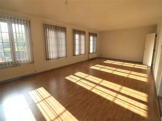 <p>Ruim appartement op de eerste verdieping met terras, gelegen in een rustige straat.<br /><br />Indeling en omschrijving:<br />U komt binnen via de ruime hal welke toegang geeft tot alle ruimtes. De leefruimte beschikt over veel natuurlijk lichtinval. Via de leefruimte heeft u toegang tot een ruim zuid gericht terras, evenals tot de open keuken die beschikt over een keramisch fornuis, afwasmachine, oven, dampkap en spoelbak. Aansluitend aan de keuken is er een berging voorzien met aansluitingen voor wasmachine en droogkast. In de nachthal is een inbouwkast voor jassen en schoenen beschikbaar evenals een gastentoilet. Eén van de drie slaapkamers is omgebouwd tot een dressing, met hangkasten, leg planken en een klein bureautje. Verder beschikt het pand over twee slaapkamers. Alle slaapkamers zijn voorzien van rolluiken. De badkamer is voorzien van een dubbele lavabo, ligbad en douche. <br />Autostaanplaats en kelderberging voorzien in het ondergrondse complex. <br /><br />Extra info:<span> gemeenschappelijke kosten € 85,00 / maand I EPC 99 kWh/ (m² jaar) label A I watertoets: P-score: B I G-score: B.</span></p>