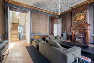 <p><strong>Statige meesterwoning met grandeur, 6 slaapkamers en zonnige tuin </strong></p>
<p>In het hart van Antwerpen, bevindt zich deze <strong>indrukwekkende meesterwoning</strong> die luxe, ruimte en verfijning combineert in een perfect afgewerkt geheel. Deze unieke woning werd <strong>volledig gerenoveerd met hoogwaardige materialen</strong>, met oog voor zowel esthetiek als energiezuinigheid.</p>
<p><strong>Elegant gerenoveerd met behoud van karakter</strong><br />Van het <strong>geïsoleerde dak</strong> tot de <strong>recent vernieuwde ramen (2021)</strong> en de <strong>nieuwe Vaillant-ketel</strong>: alles werd met zorg en vakmanschap aangepakt. De renovatie respecteerde de ziel van het huis, maar bracht het volledig naar de comfortnormen van vandaag.</p>
<p><strong>Authentieke charme & verfijnde afwerking</strong><br />Stap binnen via een elegante inkomhal afgewerkt met <strong>Italiaanse stuco</strong>, en laat je betoveren door de <strong>prachtige originele vloeren</strong>, hoge plafonds en indrukwekkende ruimtes die meteen grandeur uitstralen. Overal in het huis voel je de allure van een echte meesterwoning, met een moderne twist.</p>
<p><strong>Riante ruimtes & multifunctioneel karakter</strong><br />Met maar liefst <strong>6 royale slaapkamers</strong>, <strong>2 stijlvolle badkamers</strong> en <strong>3 volledig uitgeruste keukens</strong>, biedt deze woning ongelooflijk veel mogelijkheden. Ideaal voor grote gezinnen, co-housing, praktijk/kantoor aan huis.</p>
<p><strong>Zonovergoten tuin op het zuidoosten</strong><br />Achteraan de woning bevindt zich een ruime, <strong>zuid-oost georiënteerde tuin</strong> – een zeldzame luxe op deze toplocatie. Hier geniet u de hele dag van zon en rust, midden in de stad.</p>
<p><strong>Energieprestatie</strong><br />De woning behaalt een EPC-score van <strong>297 kWh/m²/jaar</strong>, wat uitzonderlijk is gezien het volume en de ouderdom van het pand.</p>
<p><strong>Kort samengevat:</strong></p>
<p>- Statige meesterwoning van uitzonderlijk formaat <br />- Volledig gerenoveerd: dak geïsoleerd, ramen vernieuwd (2021), nieuwe Vaillant-ketel<br />- 6 slaapkamers – 2 badkamers – 3 keukens<br />- Grote zonnige tuin (ZO)<br />- EPC: 297 kWh/m²/jaar<br />- Centrale ligging op toplocatie in Antwerpen<br />- Inboedel kan mee overgenomen worden.</p>
<br />
<p><strong>Een unieke kans om stijlvol, royaal én comfortabel te wonen in een van de meest karaktervolle herenhuizen van de stad.</strong></p>