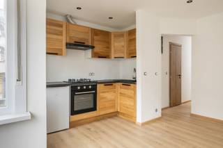 <p>Koksijde : Ontdek dit charmante 2-slaapkamerappartement gelegen in een kleinschalig gebouw zonder syndic, dus <strong>géén gemeenschappelijke kosten</strong>! Gelegen nabij de Senegalese wijk van Koksijde, op <strong>wandelafstand van winkels, openbaar vervoer, horeca én het strand</strong> – hier woon je rustig en toch centraal.</p>
<br />Troeven :
<ul><li>Zeer lage kosten! </li><li>Topligging! </li><li>Gerenoveerd! </li></ul>
<br />Meer informatie? Contacteer ons op 058 51 23 23 of op christian@eraservimo.be