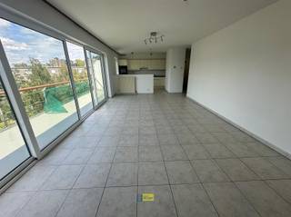 <p><span>Rustig gelegen, deels op te frissen twee slaapkamer appartement met ruim terras, op de grens van Hoboken, Wilrijk en Hemiksem. We betreden het appartement via de inkomhal met ingemaakte kast welke uitgeeft op de ruime wasplaats/CV ruimte en leefruimte met open keuken. Het appartement  heeft veel lichtinval dankzij het grote schuifraam welke uitgeeft op het groot zonnig terras. Afgescheiden door de nachthal vinden we de twee slaapkamers (7.5m² en 13m²), het apart toilet en de badkamer voorzien van zowel ligbad als douche.</span></p><p><span> </span></p><p><span>Troeven:</span></p><p><span> </span></p><p><span>+ nieuwe hoogrendements CV ketel<br />+ energielabel B 187 kWh/(m² jaar)</span></p><p><span>+ veel licthinval</span></p><p><span>+ recent vernieuwd terras</span></p><p><span>+ asbest veilig</span></p><p><span>+ rustige ligging</span></p><p><span>+ staanplaats voor moto/fiets etc...</span></p><p><span> </span></p><p><span>Kom niet 'TE LAET' en maak een afspraak via 03/644.00.88 of info@immodelaet.be!</span></p><p><span> </span></p>