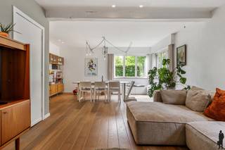 <p><strong>Prachtig gerenoveerde gezinswoning met zwembad op toplocatie in hartje Bonheiden.</strong></p>
<p><strong>BESCHRIJVING<br /></strong>Bent u op zoek naar een instapklare woning met vier slaapkamers, een overvloed aan natuurlijk licht en een prachtig aangelegde tuin met zwembad? Dan is deze volledig gerenoveerde woning in de Grote Doelstraat te Bonheiden zeker een bezoek waard.</p>
<p>Dankzij haar centrale ligging bevindt de woning zich op wandelafstand van het centrum van Bonheiden, met winkels, scholen en openbaar vervoer binnen handbereik. Bovendien geniet u van een uitstekende bereikbaarheid richting Mechelen, de R6 en de omliggende gemeenten.</p>
<p><strong>INDELING<br /></strong>Via de inkomhal met gastentoilet komt u terecht in de lichtrijke leefruimte, die samen met de open keuken een aangename woonbeleving creëert. De ruime keuken met prachtig kookeiland vormt het hart van de woning en biedt een mooi zicht op de tuin en het zwembad. Aansluitend bevinden zich de wasplaats en een aparte hal met toegang tot de kelder. <br />Verder beschikt de woning nog over een aparte bureauruimte, die eveneens kan dienen als extra bergruimte.</p>
<p>Op de verdiepingen bevinden zich <strong>vier slaapkamers,</strong> waarvan drie op de eerste verdieping en één op de tweede verdieping.<br />De badkamer is uitgerust met een ligbad, douche, dubbele lavabo en toilet.</p>
<p>Vanuit de keuken heeft u rechtstreeks toegang tot het terras en de <strong>prachtige tuin met zwembad</strong>, de ideale plek om in alle rust te genieten of gezellige momenten door te brengen met familie en vrienden.</p>
<strong>BIJZONDERHEDEN<br /></strong>
<ul>
<li>goed onderhouden en instapklaar</li>
<li>EPC: 164 kWh/m²/jaar – B-label</li>
<li>Volledig gerenoveerde woning</li>
<li>4 slaapkamers en aparte bureauruimte</li>
<li>Asbestveilig</li>
<li>Elektrische installatie conform AREI</li>
<li>Prachtig aangelegde tuin met zwembad</li>
<li>Centrale ligging op wandelafstand van het centrum van Bonheiden</li>
<li>Vlotte verbinding naar Mechelen en de R6</li>
</ul>
Wees er snel bij en contacteer ons kantoor te Keerbergen voor een bezoek ter plaatse tijdens één van de bezoekmomenten.