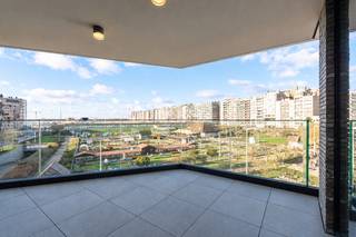 <p><strong>Blankenberge: Luxe-appartement (128m²) met prachtig zicht en zonneterras te koop!</strong></p>
<p>Op de 3e verdieping van de stijlvolle en klassevolle residentie “De Blankaard” bevindt zich dit prachtig afgewerkte appartement met een adembenemend panoramisch uitzicht over de jachthaven en de minigolf. Deze recente residentie voldoet aan alle hedendaagse normen en staat garant voor optimaal wooncomfort. Dankzij de ideale oriëntatie geniet u op het zonnige terras niet alleen van een uniek uitzicht, maar ook van ’s morgens tot ’s avonds van de zon – een absolute meerwaarde voor wie houdt van licht en levenskwaliteit.</p>
<p><strong>Indeling:</strong> Inkomhal, ruime en lichtrijke living, grote, open keuken volledig ingericht met kwaliteitsvolle toestellen, zonneterras met prachtig uitzicht, badkamer met inloopdouche, 2 slaapkamers, apart toilet en berging. Privatieve kelderberging + 2 privatieve fietshaken. Mogelijkheid tot aankoop garage in het gebouw.</p>
<p><strong>Troeven:</strong></p>
<ul><li>Moderne residentie met luxe-afwerking.</li><li>Prachtige ligging en uitzicht.</li><li>Mogelijkheid tot aankoop garage in hetzelfde gebouw.</li><li>Volledig rolstoelvriendelijk.</li></ul>
<p>Meer info? Contacteer Maarten op het nummer 050 42 58 98.</p>