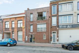 Dit zeer net gelijkvloers appartement is ideaal als startersappartement of als investeringsappartement!<br /><br />Via de zeer nette inkomhal heeft u toegang tot het appartement met open keuken. De keuken is volledig ingericht met vaatwas, kookplaat, koelkast met vriesvak en combi-oven. <br />De woonkamer heeft een mooi zicht op de tuin. De tuin is omheind en voorzien van een poortje zodat u ook via de achterkant van het terrein naar het tuintje kan. <br /><br />Badkamer met bad, toilet en wastafel en aansluitingen voor wasmachine en droogkast.<br />Ruime slaapkamer. <br /><br />Momenteel is er in de woonkamer nog een extra bergruimte/slaapkamer gemaakt, deze kan eventueel terug verwijderd worden om de woonkamer te vergroten. <br />In de gemeenschappelijke inkomhal beschikt het appartement over een praktische individuele afsluitbare berging. <br /><br />Achtergelegen garagebox verplicht aan te kopen aan 20.000euro. Tevens een gemeenschappelijke overdekte fietsenberging. <br /><br />Buitengewone kenmerken:<br />* gemeenschappelijk dak werd volledig gerenoveerd met isolatie van 16cm<br />* vaatwas is vernieuwd in 2021 en de kookplaat in 2022, renovatie badkamer 2022<br />* recent vernieuwde verwarmingsketel