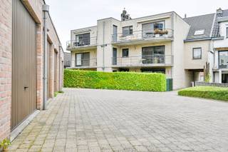 Dit ruim en instapklaar appartement is ideaal gelegen in het centrum van Bornem, op wandelafstand van het station, winkels en alle dagelijkse voorzieningen. Het appartement bevindt zich op de tweede verdieping en is vlot bereikbaar met de lift. Doorheen de jaren werd het met veel zorg onderhouden, wat meteen zorgt voor een warme en gezellige indruk zodra u binnenkomt.<br />Het appartement beschikt over twee volwaardige slaapkamers en een ruime badkamer uitgerust met zowel een douche als een ligbad. Daarnaast is er ook een apart gastentoilet aanwezig. De lichtrijke leefruimte biedt verschillende gezellige zithoekjes en sluit mooi aan op de eetkamer en de goed geïnstalleerde keuken. Aansluitend bevindt zich nog een praktische berging/wasplaats, wat extra comfort biedt in het dagelijkse leven. Dankzij de doordachte indeling en de royale ruimtes geniet u hier van bijzonder veel plaats en een aangename woonbeleving.<br />Verder beschikt het appartement over een gezellig terras met buitenberging. Er kan eventueel nog een garagebox aangekocht worden indien gewenst t.w.v 25.000 euro. Kortom, een uitstekend onderhouden appartement op een toplocatie, perfect voor wie ruim, comfortabel en centraal wil wonen.