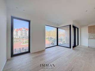 Dit stijlvol nieuwbouwappartement met twee slaapkamers is gelegen in de residentie “Maurice”, op een steenworp van Duinenwater en het Maurice Lippensplein. Het appartement bevindt zich op de eerste verdieping en werd praktisch en efficiënt ingedeeld, met oog voor hedendaags comfort en een aangename woonbeleving.<br /><br />Indeling:<br />Inkomhal met gastentoilet. Ruime en lichtrijke leefruimte met een gezellige zit- en eethoek. Volledig uitgeruste, moderne keuken. Vanuit de leefruimte is er toegang tot het terras. In het appartement is er ook een handige berging voorzien. Verder beschikt het appartement over twee volwaardige slaapkamers en een afzonderlijke douchekamer.<br />Fietsenberging aanwezig.<br /><br />Mogelijkheid tot aankoop/huren van een autostaanplaats/garagebox in de nabije omgeving!<br />Stedenbouwkundig uittreksel en maatregelenregister in aanvraag.<br /><br />Aarzel niet om ons te contacteren voor meer informatie: tel.: 050 62 44 14 of via knokke@immax.be