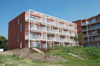 Instapklaar recent &amp; energiezuinig appartement op 3deV (mét lift) bestaande uit : Inkomhall met ingemaakte kast, apart hangtoilet met handenwasser, 2 slaapkamers, modern ingerichte badkamer, ruime lichte woonkamer, modern ingerichte open keuken, berging &amp; ruim W-gericht terras met rustgevend uitzicht. Op het gelijkvloers bevindt zich een ruime privatieve berging en een gemeenschappelijke fietsenstalling. Ondergronds : Privatieve autostaanplaats voor één wagen en een 2de gemeenschappelijke fietsenstalling. Gemeenschappelijke kosten : € 110,- per maand. Huurwaarborg 3 maanden. Géén huisdieren bij voorkeur. Roken binnen niet toegestaan. Het appartement is zéér centraal gelegen in de nieuwe residentie 'SCHORREZICHT', tussen recreatiedomein De Schorre, de Rupeldijk en het centrum van Boom. Alle winkels, scholen &amp; openbaar vervoer bevinden zich op wandelafstand. Beschikbaar vanaf 01-02-2026. 