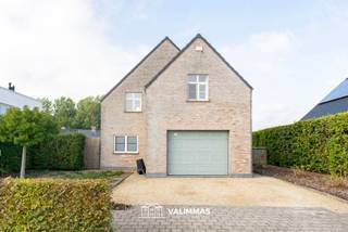 VALIMMAS verkoopt in het landelijke Mollem deze welgelegen en zeer verzorgde villa met garage en mooie tuin....    

Het gelijkvloers omvat een inkomhal, een toilet, een grote living met open ingerichte keuken, en een garage met wasplaats.    
De verdieping herbergt een nachthal, 4 slaapkamers, een dressing en een ruime badkamer met ligbad/jacuzzi en inloopdouche.   
De zolderruimte, ideaal als extra opbergruimte en eventueel nog verder in te richten, is bereikbaar via een luik.    
Onder de volledige woning bevinden zich kruipkelders.   
De tuin is volledig omheind en uitgerust met een (deels overdekt) terras, een gazon en een houten tuinhuis.   
De voortuin is deels verhard met grind en biedt plaats aan twee wagens.   

Inclusief 24 zonnepanelen (5,88 kWp) = gratis elektriciteit + groenestroomcertificaten (= € 350 per 1000 KW opbrengst (nog tot 26/02/2030)) !   
Energiezuining, EPC slechts 113 kWh/m². Asbestveilig! 

Zeer nette en goed onderhouden woning, met een stemmige inrichting en alle hedendaags comfort. Direct instapklaar.  Inclusief de thans aanwezige raamdecoratie en verlichting ! 

Rustige en landelijke ligging in recente verkaveling tegenover sportterein Juve Mollem, op een boogscheut van de kerk, Manege Golden Club, lagere school, scouts,….   Op 1,2km van station Mollem en 450m van bushalte De Lijn (216).  Gemakkelijke verbindingen naar Asse, industriezone Mollem, Merchtem, Wemmel, …    