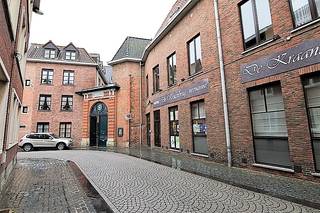 Bent u op zoek naar een stabiele en zorgeloze investering met een aantrekkelijk rendement? Deze assistentiewoning combineert het beste van twee werelden: vastgoedzekerheid én professionele uitbating.<br /><br />Met een bruto rendement van ± 4% biedt dit pand een competitieve opbrengst binnen de vastgoedmarkt, zonder de typische zorgen van klassiek verhuren.<br /><br /><strong>Vergelijking in perspectief</strong><br /><br />Waar klassiek residentieel vastgoed gemiddeld 3% tot 5% bruto rendement oplevert, biedt deze assistentiewoning een competitief rendement binnen hetzelfde segment, met extra comfort van professioneel beheer en een structurele vraag door de vergrijzing.<br /><br /><strong>Slim alternatief voor klassieke beleggingen</strong><br /><br />In vergelijking met klassieke appartementen (met huurdersrisico en onderhoud) of aandelen (met schommelende markten), biedt deze assistentiewoning vooral rust, voorspelbaarheid en eenvoud.<br /><br /><strong>Waarom deze investering eruit springt</strong>
<ul>
	<li>Interessant rendement binnen een stabiel segment - erkende serviceflat is met vrijstelling van onroerende voorheffing</li>
	<li>Volledig ontzorgd beheer – geen huurdersbeheer of dagelijkse opvolging</li>
	<li>Constante vraag dankzij de vergrijzing en groeiende zorgbehoefte</li>
	<li>Zekerheid op lange termijn in een toekomstgerichte sector</li>
	<li>Tastbare investering als alternatief voor volatiele beursproducten</li>
</ul>
<br /><strong>Een investering die vandaag rendeert én inspeelt op de noden van morgen.</strong><br /><br />Interesse? Contacteer ons voor meer informatie of een rendementsanalyse op maat: michael@immovos.be of 0494 03 06 40<br /> 