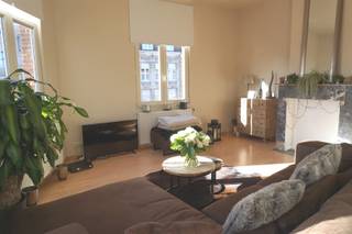 <p><span>WILRIJK - Bij Park Den Brandt - Berkenlaan:</span><span> Aangenaam hoekappartement met 1 slaapkamer</span></p><p><span> </span></p><p><span>BESCHRIJVING:</span></p><p><span> </span></p><p><span>Het appartement is gelegen op de 2° verdieping van een klein gebouw.</span></p><p><span>Inkomhal.</span></p><p><span>L-vormige living op laminaat met zeer veel lichtinval. Sierschouw. Deze wordt nu gebruikt als home office.</span></p><p><span>Naastliggende eetplaats met toegang tot de keuken.</span></p><p><span>Volledig geïnstalleerde keuken met alle toestellen. Toegang tot terrasje.</span></p><p><span>Ruime slaapkamer op laminaat.</span></p><p><span>Badkamer met ligbad (douchemogelijkheid), lavabo, toilet en aansluiting wasmachine en droogkast.</span></p><p><span> </span></p><p><span>BIJZONDERHEDEN:</span></p><p><span> </span></p><p><span>- Het appartement is voorzien van dubbele beglazing,</span></p><p><span>- Vrij vanaf 01/07/2026 (eventueel ook mogelijk vanaf 1/6/26)</span></p><p><span>- Gemeenschappelijke kosten: 40 €/maand</span></p><p><span>- Water, verwarming en elektriciteit zijn individueel</span></p><p><span>- In de onmiddellijke nabijheid van winkels (Carrefour, bakker, beenhouwer, apotheker)</span></p><p><span>- Fietsenrekken op straat</span></p><p><span>- Terminus van de tram op loopafstand</span></p><p><span>- Openbaar vervoer voor de deur</span></p><p><span>- Geschikt voor MAX. 2 PERSONEN</span></p>