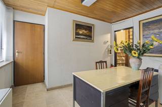 <p>Découvrez cette opportunité polyvalente : <br />un appartement spacieux avec espace commercial, situé dans un endroit stratégique à Ostende. Cette propriété combine vie et travail à une seule adresse et offre de nombreuses opportunités pour les indépendants, les professions libérales ou les investisseurs à la recherche d'une propriété multifonctionnelle.</p><p>L'espace commercial au rez-de-chaussée bénéficie d'une bonne visibilité le long d'une route d'accès très fréquentée, tandis que l'espace de vie est situé dans les étages supérieurs, offrant ainsi suffisamment d'intimité. Grâce à ses espaces généreux, ses multiples chambres et salles de bains, cet appartement est également parfait pour les familles nombreuses.</p><p>Le premier étage abrite le hall d'entrée, une cuisine, un débarras pratique et un agréable espace de vie. Le deuxième étage comprend quatre chambres à coucher, deux salles de bains et des toilettes séparées. En prime, il y a une terrasse privée sur le toit, idéale pour profiter de l'extérieur en toute tranquillité.</p><p>Aménagement.<br />- Rez-de-chaussée : local commercial<br />- 1er étage : hall d'entrée, cuisine, débarras, salon<br />- 2ème étage : quatre chambres à coucher, deux salles de bains, toilettes séparées<br />- Toit-terrasse privatif</p><p>Avantages<br />- Combinaison d'espace de vie et d'espace commercial<br />- Quatre chambres à coucher et deux salles de bain<br />- Terrasse privée sur le toit<br />- Emplacement stratégique avec une grande visibilité</p><p>Contact:<br />Intéressé ? Contactez Els:<br />0496 10 65 76 ou els@heritagevastgoed.be</p><p>Information.<br />- Type : appartement avec espace commercial<br />- Urbanisme : Vg - Wg - Gmo - Gvkr - Gvv<br />-  La surface ci-dessus se réfère à la surface brute telle que mentionnée dans le certificat EPC</p>