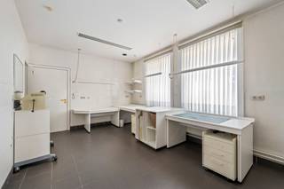 Top gelegen, op te frissen commerciële ruimte met woonst in het centrum van Deerlijk. Op het gelijkvloers bevindt zich een ruime handelsruimte...