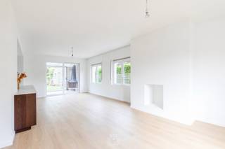Deze <strong>charmante woning is rustig</strong> gelegen in <strong>een woonwijk van Sint-Niklaas</strong>, met alle voorzieningen binnen handbereik. Dankzij de vlotte verbinding met de E17 bereikt u bovendien in een mum van tijd Antwerpen en Gent.<br /><br />De woning werd gerenoveerd en is <strong>volledig instapklaar. </strong>Bij het binnenkomen wordt u verwelkomd in een <strong>ruime en lichtrijke woonkamer, </strong>voorzien van rolluiken. Aansluitend bevindt zich de <strong>recent vernieuwde, volledig ingerichte keuken</strong>. Met haar stijlvolle combinatie van warme houtaccenten en groene elementen is deze keuken een echte blikvanger en een heerlijke plek om te koken en te genieten. Achter de keuken bevindt zich een aangename veranda die perfect kan dienen als ontspanningsruimte, speelkamer voor de kinderen of gezellige hobbyruimte. Vanuit de veranda heeft u <strong>rechtstreeks toegang tot de onderhoudsvriendelijke stadstuin.</strong><br /><br />Op de eerste verdieping bevinden zich<strong> drie slaapkamers</strong> en een ruime badkamer uitgerust met een dubbele lavabo, toilet en ligbad.<br />De tweede verdieping biedt bijkomende mogelijkheden dankzij een praktische zolderruimte en een extra kamer die uitstekend kan worden ingericht als bureau.<br /><br />Ook op vlak van parkeren scoort deze woning uitstekend. Langs de zijkant van de woning beschikt u over een ruime oprit en bovendien is er een garage aanwezig, toegankelijk via een manuele poort.<br /><br /><strong>Huurprijs: € 1.350 per maand </strong>en de woning is onmiddellijk beschikbaar. <br /><br /><strong>Een bezoek kan uitsluitend worden i<em>ngepland via e-mail: cvg@claves.be of telefonisch op het nummer: 03/502.98.74.</em></strong>