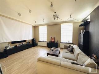 Deze gedeeltelijk gerenoveerde woning ligt in het centrum van Nijlen, op wandelafstand van openbaar vervoer, scholen en winkels. Op de...