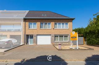 Welkom in deze fantastische woning in het hart van Liedekerke! Dit ruime gezinshuis biedt u alles wat u nodig heeft voor een comfortabel en modern leven. Met een totale bewoonbare oppervlakte van 357 m² en een grondoppervlakte van 493 m² beschikt deze woning over uitstekende mogelijkheden voor het hele gezin.De woning is voorzien van drie ruime slaapkamers, met veel natuurlijk daglicht. Dankzij de twee badkamers hoeft u zich geen zorgen te maken over uw dagelijkse comfort. De keuken is een absoluut hoogtepunt! Deze grote, open ruimte beschikt over een uitgebreide keukenuitrusting, een centraal kookeiland, en moderne apparatuur. Perfect om uw lievelingsgerechten klaar te maken voor het hele gezin. De grote ramen zorgen voor overvloedig daglicht en bieden uitzicht op de tuin. De eetkamer grenst naadloos aan de keuken en biedt voldoende ruimte voor gezellige maaltijden. Vanaf hier heeft u direct toegang tot een grote, zonnige woonkamer met uitzicht op de tuin. Deze ruimte voelt uitnodigend aan en is ideaal voor ontspanning.De gelijkvloers en eerste verdieping kunnen afzonderlijk gebruikt worden als wooneenheden, wat ideaal is voor een kangoeroewoning. De woning beschikt over een ruime garage waar uw voertuig veilig is opgeborgen, en u kan eveneens gebruik maken van drie staanplaatsen voor de woning. De ligging in Liedekerke is uitstekend, met goede bereikbaarheid naar winkels, scholen en openbaar vervoer. Dit huis is een echte familieparel die wacht op nieuwe eigenaren die willen genieten van ruimte, kwaliteit en comfort.