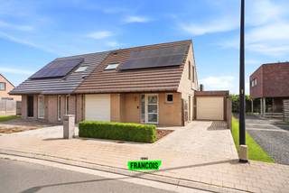 Op zoek naar een instapklare woning te koop in Mesen? Deze perfect onderhouden halfopen bebouwing in de rustige Vredestraat combineert comfort, energiezuinig wonen en een aangename woonomgeving. Met drie slaapkamers, een prachtige tuin en tal van extra voorzieningen is dit de ideale gezinswoning voor wie zorgeloos wil verhuizen.<br /><br />Bij het betreden van de woning komt u binnen in een verzorgde inkomhal met gastentoilet. De lichtrijke leefruimte met eetplaats sluit naadloos aan op de volledig ingerichte keuken, voorzien van alle nodige toestellen. Aansluitend bevindt zich de garage met praktische opbergmogelijkheden. Op de eerste verdieping geeft de nachthal toegang tot drie volwaardige slaapkamers en een badkamer uitgerust met douche, toilet en wasmeubel. Daarnaast beschikt de woning over een zolder die extra bergruimte biedt.<br /><br />Buiten geniet u van een bijzonder verzorgde tuin met meerdere terrassen, waardoor u op elk moment van de dag een plekje in de zon of schaduw vindt. Het tuinhuis, de afgesloten overdekte carport en de ruime oprit maken het geheel compleet. Dankzij de rustige residentiële ligging in Mesen woont u hier in alle sereniteit, terwijl dagelijkse voorzieningen vlot bereikbaar blijven.<br /><br />Bent u benieuwd naar deze ruime woning te koop in Mesen? Contacteer Manon van Immo Francois voor een bezoek ter plaatse. Wij begeleiden u graag bij uw vastgoedplannen in Mesen, Heuvelland, Poperinge en Vleteren.<br /><br />Denkt u eraan om uw woning in Mesen te verkopen? Neem vrijblijvend contact op met Manon van Immo Francois voor een gratis schatting via manon@immofrancois.be.<br /><br />
