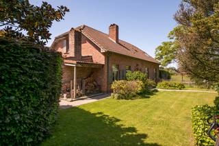 Kwalitatief gerenoveerde villa in tijdloze stijl op een residentiële locatie in Stabroek.<br /><br />We betreden de woning via de inkomhal, die is voorzien van een gastentoilet met handenwasser.<br /><br />De sfeervolle L-vormige leefruimte op kurkvloer, is ingedeeld in een gezellige zithoek met houtkachel en een eetkamer. Aansluitend werd een mooie veranda aangebouwd, die zorgt voor extra leefruimte en lichtinval.<br /><br />De gerenoveerde keuken in landelijke stijl is volledig uitgerust met een Boretti-kookfornuis met oven, een microgolf, spoelbak, vaatwasser en een koelkast.<br /><br />Op het gelijkvloers vinden we verder een slaapkamer en een vernieuwde badkamer, voorzien van een douche en een dubbele lavabo.<br /><br />Tot slot beschikt de woning op het gelijkvloers over een gerenoveerde garage met ingemaakte kasten en een praktische berging met aansluitingen voor wasmachine en droogkast.<br /><br />Op de eerste verdieping komen we uit op een ruime kantoorruimte, ideaal als thuiswerkplek of hobbyruimte. Vanuit het kantoor is er een prachtig zicht op de omliggende weilanden.<br /><br />De nachthal geeft toegang tot drie slaapkamers, waarvan één is voorzien van een sauna.<br /><br />De tweede badkamer beschikt over een inloopdouche en een enkele lavabo.<br /><br />Daarnaast bevinden zich op de nachthal nog een apart nachttoilet en een extra berging, wat zorgt voor extra comfort en extra opbergruimte.<br /><br />De rustgevende tuin heeft een gunstige oriëntatie op het zuidoosten en werd zorgvuldig aangelegd met mooie beplanting en een verwarmd zwembad (8 m x 4m) met automatische chloor- en pH-regeling. Voorts bevindt er zich nog een poolhouse.<br /><br />Vooraan bevindt zich een carport voor één wagen, er is tevens voldoende parkeerplaats op eigen grond.<br /><br />Algemeen:<br /><br />- Mogelijkheid tot gelijkvloers wonen.<br />- Luxevoorzieningen.<br />- EPC B.<br />- Elektriciteit conform.<br />- Residentiële locatie.<br /><br />Deze gezinswoning is gelegen in een rustige en residentiële buurt in Stabroek met enkel bestemmingsverkeer. Een zeer gegeerde locatie!<br />Alle voorzieningen zoals winkels, scholen en openbaar vervoer bevinden zich in de directe nabijheid.<br />De oprit van de autosnelweg is vlakbij met een goede verbinding naar Antwerpen, Nederland en de haven!