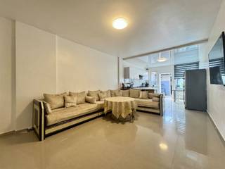 <p>Welkom in deze gezellige en ruime woning, gelegen aan de Generaal De Ceuninckstraat 157 in Mechelen. De woning beschikt over een praktische indeling en biedt met haar vier ruime slaapkamers heel wat mogelijkheden voor gezinnen of voor wie graag over voldoende ruimte beschikt.</p><p>Bij het binnenkomen komt u in een aangenaam halletje met een apart toilet. Vanuit de inkomhal komt u terecht in de ruime woonkamer, die aansluit op de gezellige leefruimte en de mooie keuken. De aangename indeling zorgt voor een warme en comfortabele leefomgeving waar koken, tafelen en ontspannen mooi samenkomen.</p><p>Aansluitend aan de keuken bevindt zich een gezellig buitenkoertje. Dit is een fijne plek om even buiten te zitten en te genieten van een rustig moment. Daarnaast beschikt de woning over een praktisch washok en een aparte opbergplaats, ideaal voor het opbergen van huishoudelijk materiaal, fietsen en andere spullen.</p><p>Op de eerste verdieping bevinden zich twee ruime slaapkamers en de badkamer. Eén van de slaapkamers beschikt bovendien over een mooi en groot terras. Dit terras is een echte troef van de woning en biedt een gezellige buitenruimte waar u heerlijk kunt genieten van een kop koffie, een zonnige ochtend of een aangename avond met familie en vrienden.</p><p>Op de tweede verdieping bevinden zich nog eens twee ruime slaapkamers. Hierdoor beschikt de woning in totaal over vier ruime slaapkamers, waardoor er voldoende plaats is voor een gezin, kinderen, gasten, een thuiskantoor of een hobbyruimte.</p><p>Ook de ligging vormt een belangrijke troef. De woning is gelegen in Mechelen, op een gunstige locatie tussen de belangrijke invalswegen richting Brussel en Antwerpen. Hierdoor zijn beide steden vlot bereikbaar, wat deze woning bijzonder interessant maakt voor pendelaars en mensen die dagelijks onderweg zijn. Tegelijkertijd geniet u van de vele voordelen van wonen in Mechelen, met winkels, scholen, openbaar vervoer en diverse voorzieningen in de nabije omgeving.</p><p>Deze woning combineert ruimte, gezelligheid en functionaliteit met verschillende buitenruimtes en een uitstekende bereikbaarheid. Met vier ruime slaapkamers, een groot terras, een gezellig buitenkoertje, een washok, extra opbergruimte en een strategische ligging tussen Brussel en Antwerpen, biedt deze woning alles wat u nodig heeft voor comfortabel wonen.</p><p>Interesse in deze woning? Neem gerust contact met ons op voor meer informatie of om een bezoek ter plaatse in te plannen.</p>
