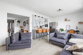 <p><strong>Wonen aan de Bisschoppenhoflaan</strong> betekent wonen op een strategische locatie waar bereikbaarheid en stadsleven perfect samenkomen. Deze centrale ligging in Deurne biedt een uitstekende aansluiting op de Antwerpse Ring en de belangrijkste invalswegen, evenals een vlotte verbinding met het stadscentrum. Ideaal voor wie comfortabel wil wonen met alle voorzieningen binnen handbereik.</p>
<p>In de directe omgeving vindt u winkels, scholen, openbaar vervoer en groene zones op wandelafstand. Een buurt die leeft en volop in ontwikkeling is.</p>
<p><strong>Indeling:</strong><br />Aan de straatzijde bevindt zich de aangename woonkamer op laminaat met aansluitend een open keuken, uitgerust met alle hedendaags comfort. Dankzij raampartijen aan beide zijden geniet het appartement van een uitzonderlijke lichtinval. Via een lange, verzorgde inkomhal bereikt u het slaapgedeelte achteraan, waar zich twee slaapkamers op laminaat bevinden. In de hal is een praktische nis voorzien die perfect kan dienen als extra bergruimte. Verder is er een apart toilet met handenwasser, ingemaakte kast en een badkamer met douche en badkamermeubel. Een privatieve kelder is inbegrepen.</p>
<p><strong>Kortom:</strong> een zeer verzorgd en instapklaar appartement op een uitstekende locatie. Aarzel niet en maak snel uw afspraak.</p>
<p><strong>EPC:</strong> 209 kWh/m²/jaar<br /><strong>Algemene onkosten:</strong> €150/maand (incl. verwarming, warm water, water, poetsdienst, blokpolis, syndicus en elektriciteit van de gemeenschappelijke delen).</p>
