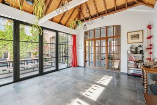 OMVANGRIJKE FAMILIEPAREL IN OUDENAARDE MET ONBEGRENSDE MOGELIJKHEDENWelkom in deze indrukwekkende woning in Oudenaarde, een echt droomhuis voor gezinnen die ruimte, comfort en stijl zoeken. Met een woonoppervlak van maar liefst 717 m² en een grondoppervlak van 2652 m², beschikt deze eigendom over ongelooflijk veel potentieel en veelzijdigheid.RUIME SLAAPKAMERS EN BADENHet hoofdgebouw biedt maar liefst vijf slaapkamers, perfect voor grote gezinnen of voor hen die extra ruimte willen voor een werkruimte, gastenkamer of studio. Met twee badkamers beschikt u over meer dan voldoende sanitaire voorzieningen voor gezinsleden en gasten. De slaapkamers zijn licht, ruim en voorzien van zichtlijnen naar buiten, wat een aangenaam verblijf garandeert.ARCHITECTONISCHE HOOGTEPUNTENDe woning onderscheidt zich door spectaculaire designelementen. Houten balkenwerk voegt karakter en warmte toe, terwijl het moderne interieurwerk zorgt voor een perfecte balans tussen klassiek en eigentijds.MODERNE KEUKEN EN OPEN LEEFRUIMTESDe gourmetkeuken is volledig uitgerust en straalt elegantie uit met witte kasten en zwarte bladen. Dartel licht stroomt binnen via grote ramen en deuren die directe toegang bieden tot het buiten- en terrasgedeelte. De open plattegrond bevordert een natuurlijke levensstijl en zorgt voor optimale ruimtebeleving.UNIEKE BUITENRUIMTESEen absolute showstopper is de grote veranda met glazen schuifdeuren. Dit is een perfecte plek voor ontspanning en entertainment. De fraai aangelegde tuinen, volledig omheind, bieden privacy en groeimogelijkheden voor horticultureliefhebbers. Met de toegankelijke grond is dit een paradijs voor buitenactiviteiten (en dieren).PRAKTISCHE VOORZIENINGENIn de tuin bevindt zich een casco nieuwbouwwoning, die interessante mogelijkheden biedt voor bijvoorbeeld een tweede gezin, kangoeroewonen of een andere invulling naar wens. Geen bombastisch gebouw dat uw achtertuin overheerst, maar een architecturaal doordachte toevoeging die mooi opgaat in het geheel.IDEALE LIGGINGGelegen in Oudenaarde, een gemeente met historisch belang en goede voorzieningen, combineert deze woning landelijke rust met stedelijke bereikbaarheid. De omgeving biedt school- en winkelfaciliteiten, terwijl u toch genoeg privacy en ruimte hebt.Te koop via Immo Beguin, jouw vastgoedexpert met 8 kantoren.✉️ info@immobeguin.be