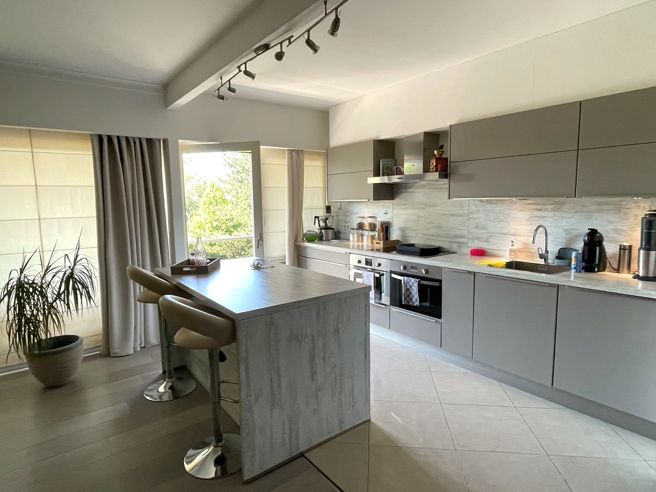 Zonnig appartement met garage en kelder inclusief - ideale investering! - foto 4