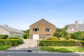 <p><span>Ligging<br /></span><span>Welkom in Kluizen, een groene deelgemeente van Evergem.<br />Je woont hier in een rustige en landelijke omgeving en je geniet van wandelingen </span><span>langs het Vaardeken, bloemen van de pluktuin, honing van de imker, aardbeien van Tervenen, alles op wandelafstand. <br />Tegelijk geniet je van een vlotte verbinding naar de R4.<br /></span><span><br /></span><span>Verrassend ruime woning met tuin en grote kelder</span><span><br /></span><span>Deze woning werd ontworpen door architect Richard Matthijs uit Wippelgem en kenmerkt zich door een solide constructie en het bijzonder wooncomfort van een bel-etage.<br />Op het gelijkvloers bevindt zich een volledige kelderverdieping: er is een inpandige garage, een ruime berging, een koele voorraadberging, wasplaats, douchecel, afzonderlijk toilet en een extra bergruimte waar een lift kan worden geplaatst. <br />Via de dienstgang bereik je de woonverdieping. <br />Hier geniet je van een uitzonderlijke lichtinval dankzij de verhoogde ligging. <br />Bovendien zorgen de groene zichten aan de voorzijde voor extra rust. <br />De ruime inkomhal met gastentoilet geeft toegang tot de leefruimte met zit- en eethoek en de gezelligheid van een houtkachel.<br />De keuken is zuidgericht met veel kastruimte en plek voor een ontbijttafel.<br />Ook hier geniet je de hele dag van natuurlijk licht.<br />Via de nachthal bereik je drie volwaardige slaapkamers, een berging en de badkamer uitgerust met douche en ligbad. <br />Een mogelijke lift kan tot dit verdiep geplaatst worden.<br />Een trektrap brengt je naar de ruime zolderverdieping, die momenteel dienst doet als bergruimte.<br />Buiten geniet je van een mooie tuin van 811 m², waar privacy en volwassen groen centraal staat.</span></p><p><span><br /></span><span>Extra<br /></span><span>/ EPC C<br />/ warmtepomp lucht/lucht en airco<br />/ rolluiken<br />/ vliegenramen<br />/ verwarming in garage<br />/ geïsoleerde zolder, in te richten tot meerdere slaapkamers<br />/ mogelijkheid om lift te plaatsen<br />/ de woning is vrij van gebruik<br /><br /></span><span>Troeven<br /></span><span>/ uitzonderlijke bewoonbare oppervlakte<br />/ veel berg - en stockageruimte</span><span><br /></span><span>/ groot perceel en veel woonruimte<br />/ rustige ligging nabij natuur<br /><br /><br /></span><span>Deze woning is opnieuw te koop wegens het niet vervullen van de financiële voorwaarden van de kandidaat-koper.</span></p><p><span> </span></p><p><span> </span></p>