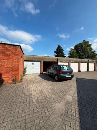 Te koop: 14 garageboxen – Individueel of als investeringspakket
Bent u op zoek naar een veilige parkeer- of opslagruimte, of wenst u te investeren in opbrengstvastgoed? Dan is dit een uitstekende opportuniteit.
Wij bieden 14 garageboxen te koop aan. De garageboxen kunnen:
- Individueel worden aangekocht, Per meerdere worden gekocht of als één volledig pakket worden overgenomen.
- Troeven:
- Flexibele aankoopmogelijkheden
- Interessante investeringskans
- Geschikt voor zowel particulieren als investeerders
Interesse? Neem gerust contact op voor meer informatie over de beschikbare garageboxen, de huurstatus en de verkoopvoorwaarden.