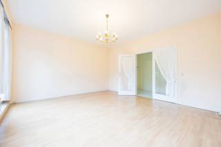 <p>UKKEL, Stallstraat, appartement met balkon op het zuiden, gelegen op de 1e verdieping van een klein appartementencomplex. Dit appartement van ± 93 m² valt op door zijn ruime indeling, lichte inrichting en uitstekende potentieel. Het bestaat uit een gezellige woonkamer, een keuken, 2 slaapkamers en een balkon met een ideale ligging op het zuiden, perfect om de hele dag van de zon te genieten. Het appartement is in zeer goede staat en biedt een solide basis voor een eventuele opknapbeurt naar eigen smaak. Het beschikt ook over een eigen kelder. EPC: D-.</p>
<p>Direct beschikbaar, het is een uitstekende kans voor zowel eigen bewoning als voor investering!</p>
<p><u>1e verdieping</u>:</p>
<ul>
<li>Hal met gepantserde deur</li>
<li>Keuken van ca. 9 m² met balkon op het zuiden</li>
<li>Woonkamer van ca. 25 m²</li>
<li>Slaapgedeelte</li>
<li>Slaapkamer van ca. 12 m²</li>
<li>Slaapkamer van ca. 16 m²</li>
<li>Toilet</li>
<li>Wasruimte (voormalige doucheruimte)</li>
<li>Doucheruimte (toegankelijk voor mindervaliden), voorheen 3<sup>e</sup> slaapkamer</li>
</ul>
<p>Kelder nr. 2 op -1</p>