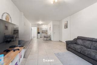 Ontdek deze volledig gerenoveerde woning (vloeren, ramen, dak, sanitair, keuken, zonnepanelen, ...)!<br /><br />De indeling is als volgt:<br />Op het gelijkvloers:<br />- Inkomhal<br />- Leefruimte met open keuken<br />- Badkamer<br />- Zonnig terras <br />Op de verdieping:<br />- Nachthal<br />- 2 slaapkamers<br /><br />- Droge kelder<br /><br />De voornaamste pluspunten van de woning zijn:<br />+ Elektriciteit conform<br />+ Verwarming op gas<br />+ Geen renovatieverplichting <br />+ Centrale ligging<br />+ Ideale investeringseigendom<br /><br />Plan snel uw bezoek in via www.albert.immo of bel naar Angelique op 0484/74 25 68.