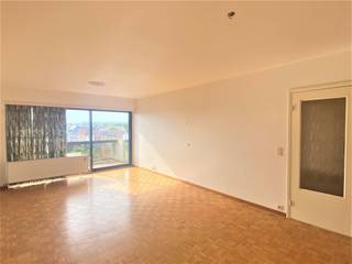 <h1><span>Appartement op de 5e verdieping bestaande uit inkomhal met ingemaakte kast; afzonderlijke WC; living met parket; keuken ingericht met dubbele afwasbak, vitrokeramisch kookfornuis, dampkap, koelkast, kasten, wasmachine en droogkast; 2 slaapkamers</span><span>; </span><span>badkamer met lavabo, ligbad en WC; </span></h1><h1><span>Zonnig terras over de volledige breedte;</span></h1><p><span>Kelder nr. 67;</span></p><p><span>Het appartement is volledig nieuw geschilderd.</span></p><p><span> </span></p><p><span>Nutsvoorzieningen: water, elektriciteit, centrale verwarming op gas, dubbel glas, elektrische zonnewering, lift, parlofoon</span></p>