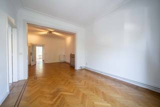<p><span>Bent u op zoek naar een leuke investering of naar een startersappartement? Op deze prima residentiële ligging bieden wij U een op te frissen appartement van ca 86m² groot gelegen in een kleinschalig gebouw nabij de parken in de Pulhofwijk. Leefruimte op origineel parket, keuken aan de voorzijde, badkamer en 2 slaapkamer wo 1 met aansluitend terras, aan de achterzijde. Uitstekende EPC en conforme elektriciteitsekeuring. Drie ondergrondse kelders inbegrepen. Snel beschikbaar!</span></p>