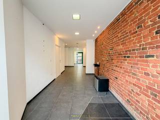 BETAALBARE OPBRENGSTEIGENDOM met 2 aparte huisnummers op een UITERST CENTRALE LIGGING nabij het centrum van Oudenaarde. Dit INSTAPKLARE pand combineert een GELIJKVLOERSE HANDELS-/PRAKTIJKRUIMTE van ca. 72 m² met een RUIM DUPLEX-APPARTEMENT van ca. 110 m², ideaal als INVESTERING of voor wie WONEN EN WERKEN wil combineren. Het appartement is REEDS VERHUURD, wat zorgt voor een ONMIDDELLIJK RENDEMENT. Op het gelijkvloers biedt de inkom toegang tot een apart toilet, droge kelder en een OPEN HANDELSRUIMTE die flexibel kan worden ingericht, met achteraan een ingerichte keuken, badkamer en koer. Via een aparte ingang bereikt u het duplex-appartement met een ruime leefruimte, ingerichte keuken en gastentoilet op de eerste verdieping. Op de tweede verdieping bevinden zich 2 SLAAPKAMERS en een ingerichte badkamer. Dankzij de STRATEGISCHE LIGGING nabij winkels, scholen, openbaar vervoer en belangrijke invalswegen geniet deze eigendom van een UITSTEKENDE BEREIKBAARHEID en VISIBILITEIT. Een VEELZIJDIG INVESTERINGSPAND met AANTREKKELIJK POTENTIEEL in het hart van Oudenaarde.<br /><br />Adres: Diependale 24 te Oudenaarde<br /><br />EPC: appartement label C, Praktijkruimte label D, G-score en P-score B, Geen renovatieverplichting van toepassing