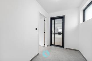 Deze magnifieke woning is gelegen in Rieme (Ertvelde) en geniet een heel vlotte verbinding naar het centrum, winkels, de R4/E34.De woning werd in...