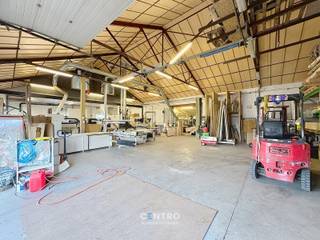 Magazijn (Circa 345m2) met woonst, gelegen in ambachtelijke zone te Snaaskerke (Gistel)!<br /><br /><strong>INDELING:<br /><u>MAGAZIJN:</u></strong><br />- Circa 345m2.<br />- Drijfkracht aanwezig (380V)!<br />- Nieuw dak!<br />- Dubbele beglazing (PVC).<br />- Kantoorruimte aanwezig.<br />- Toilet aanwezig.<br />- Voorzieningen voor wasmachine en droger.<br />- Parkeergelegenheid.<br />- Buitenstockage mogelijk.<br /><br /><u><strong>WONING</strong></u><br /><u><em><strong>Gelijkvloers:</strong></em></u><br />Inkomhal - RUIME living - volledig ingerichte leefkeuken (O.a. met fornuis, dampkap, heteluchtoven, dubbele spoelbak, frigo en vaatwasmachine) - wasplaats (met alle voorzieningen voor wasmachine en droger ) - kelder - afzonderlijk gastentoilet - ruim bureel / praktijkruimte / 5 de slaapkamer - inpandige garage (met automatische sectionale poort) - volledig omheinde tuin met ZUIDgericht terras en terrasberging/werkplaats!<br /><br /><u><em><strong>Eerste verdieping:</strong></em></u><br />Nachthal - recente badkamer (O.a. met lavabomeubel, hangtoilet en douche) - 4 RUIME slaapkamers (Waarvan 1 momenteel ingericht is als dressing)!<br /><br />Zolder aanwezig boven de garage.<br /><br /><u><strong>Opmerkingen:</strong></u><br /><strong>- Ruime bewoonbare opp.: Circa 243m2!<br />- ENERGIEZUINIG: Energielabel B!</strong><br />- Dak is reeds gerenoveerd. <br />- De elektriciteit zal goedgekeurd zijn tegen datum van het verlijden van de akte.<br />- Regenwaterput (10.000l) aanwezig.<br />- Afzonderlijke elektriciteitstellers. <br />- ROLLUIKEN aanwezig!<br />- CV op aardgas.<br /><br />Zeer INTERESSANT aanbod! Magazijn met woonst in ambachtelijke zone met zeer VLOTTE verbinding met de autosnelweg! Aarzel zeker niet om ons te contacteren voor verdere info en/of een bezoek ter plaatse: 050/70.01.02 info@centro.be