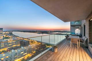 Ervaar het toppunt van luxe wonen in dit schitterende appartement op de 20e verdieping van het prestigieuze gebouw Scheldezicht, gelegen in de...