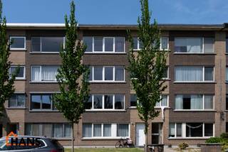 2-slaapkamerappartement op de 2de verdieping zonder lift, mét garagebox.<br /><br />Inkomhal; apart toilet; vestiairekast; leefruimte; keuken met kasten, kookplaat, dampkap en ruimte voor een eigen koelkast/diepvries en vaatwasser; berging met ruimte voor wasmachine/droogkast; badkamer met inloopdouche, wastafel in meubel, spiegelkast en handdoekdroger; 2 slaapkamers, terras en garagebox.<br /><br />Gemeenschappelijke kosten: 50 EUR voor minuterie, ruimen beerput en onderhoud CV. Alle nutsvoorzieningen zijn privatief.<br />Geschikt voor maximaal 4 personen.<br />Onmiddellijk beschikbaar.<br /><br />Huurwaarborg bedraagt 3 maanden huur.<br />Plaatsbeschrijving door extern bedrijf met gedeelde kosten.<br /><br />Een bezoek ter plaatse kunt u enkel online reserveren op www.hansvastgoed.com.<br />Voor meer informatie, bezoek onze website www.hansvastgoed.com of neem contact op met info@hansvastgoed.com of +32 3 366 05 30.