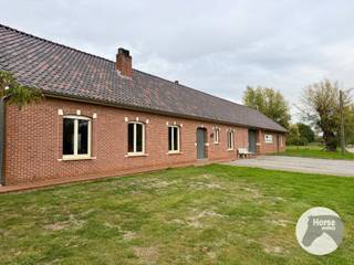 PAAL - Landelijk gelegen langgevelhoeve op 1ha24 (mogelijkheid tot 1ha7)<br /><br />Centraal doch landelijk gelegen te Paal, op enkele kilometers van het knooppunt richting Limburg/Antwerpen/Leuven. <br /><br />Deze hoeve heeft een voorgevel van maar liefst 37m en is momenteel aan de linkerzijde ingericht als een woonhuis en aan de rechterzijde bestaat ze uit een grote inpandige schuur waar tot voor kort het fietscafé 'De Merelhoeve' gevestigd was<br /><br />De hoeve is te renoveren doch werd het schrijnwerk reeds vernieuwd en is het dak in goede staat. Het gaat dus voornamelijk over een totale herinrichting waarbij men tot 1.000m³ mag voorzien als woning. <br /><br />De inpandige schuur is ideaal voor het inrichten van een kantoorruimte, B&amp;B, kangoeroewoning,...<br /><br />Een groot voordeel aan deze eigendom is dat men zowel vanuit de woning als de schuur een mooi open en landelijk zicht heeft op eigen terrein. <br /><br />Er is een mooie grote tuin en er zijn 2 houten stalgebouwen/schuilstallen die aansluiten op een paddock. <br />Aanpalend is er een mooi groot weiland hetgeen tevens ook langs de achterzijde van dat perceel kan bereikt worden.<br /><br />Deze hoeve kan gekocht worden op 1ha24 aan 648.000 euro of 688.000 euro op 1ha7.<br /><br />Ideaal voor wie op zoek is naar hoeve om naar zijn hand te zetten op een centrale locatie met uitzicht op eigen weiland.<br /><br />Neem contact met ons op via 053/60.65.66 en plan een bezoek.