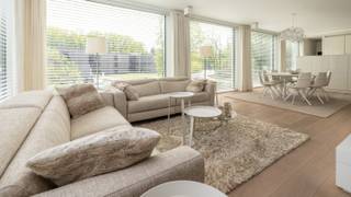 Sur une route d'accès, non loin de l'autoroute E313, nous trouvons ce superbe bâtiment polyvalent avec plusieurs possibilités, actuellement...