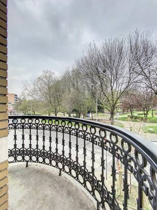 Casalina Real Estate offers you for rent – This comfortable 55m² flat is located on the 1st floor of a small building. It enjoys an ideal location close to shops and transport, including Schaerbeek station and the Docks Bruxsel shopping center. The apartment consists of an entrance hall, a separate and equipped kitchen, a bright living room with a fireplace, a terrace with a view of Hamoir Park, a bedroom area, a bathroom with a space for a washing machine, and a separate toilet. Don't miss the opportunity to rent this cozy apartment in Schaerbeek, perfect for a couple or a single person. Peb:G-CO2:74kg/m2.an.-384kwhep/(m2.an). Visits are possible upon request by email. More information at www.casalina.be / st@casalina.be / 0484 19 88 77.