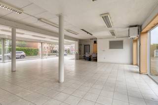 Ben je op zoek naar een combinatie van wonen en werken of een interessante investering met tal van mogelijkheden?Dan is dit veelzijdige pand zeker...