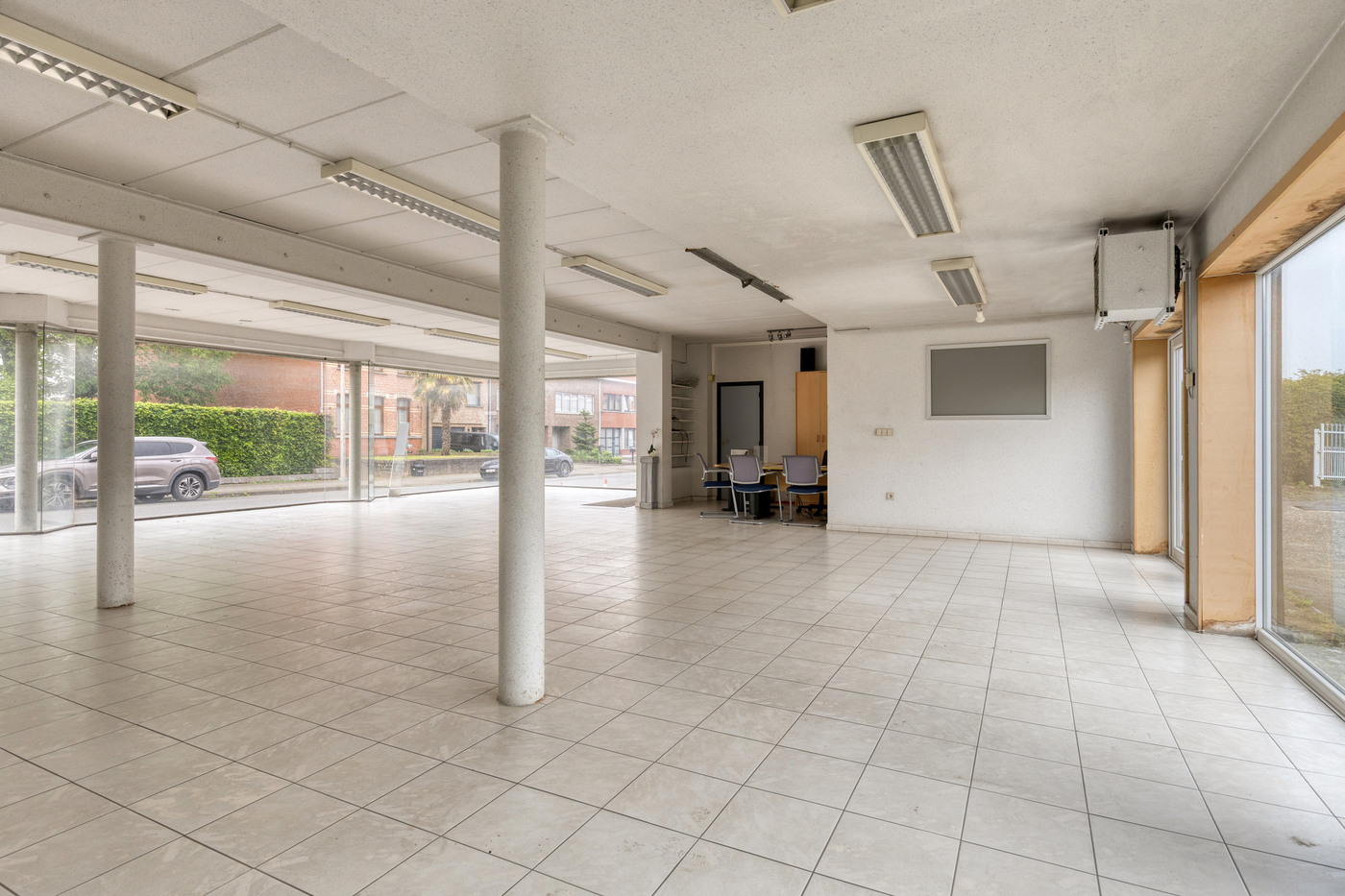 Veelzijdig pand met showroom, duplexappartement, magazijn en ruime parking - photo 2