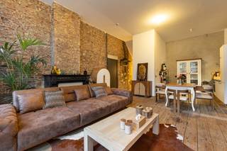 <p>Charmant 2-slaapkamerappartement met 2 terrassen in de Brederodebuurt</p><p>In de gegeerde Brederodebuurt, op wandelafstand van het Zuid en tal van winkels, restaurants en openbaar vervoer, bevindt zich dit stijlvol appartement in de Montignystraat. Een topligging voor wie centraal en dynamisch wil wonen.</p><p>Het appartement verwelkomt u in een lichtrijke leefruimte met grote raampartijen en een aangename indeling. De open keuken sluit harmonieus aan en is volledig uitgerust, ideaal voor zowel dagelijks comfort als gezellige etentjes.</p><p>Verder beschikt het appartement over twee volwaardige slaapkamers, perfect voor koppels, kleine gezinnen of als combinatie wonen/werken. De badkamer is functioneel en verzorgd afgewerkt met kwalitatieve materialen. Extra bergruimte vindt u in de private kelder.</p><p>De vaste kosten bedragen €124 per maand. Momenteel is het appartement verhuurd aan €1.080 per maand, wat deze eigendom eveneens bijzonder interessant maakt als investering.</p><p>De twee terrassen vormen een absolute meerwaarde: geniet van de ochtendzon met een kop koffie en kom ’s avonds tot rust in uw eigen buitenruimte.</p><p>Een instapklaar appartement op een uitstekende locatie in Antwerpen, ideaal voor eigen bewoning of als rendabele investering.</p>