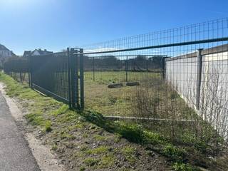  * Buitenparking op gras - met hek * Gelegen op wandelafstand van de Zeedijk  * Beschikbaar vanaf 01/04/26 * Wordt verhuurd op jaarbasis, huurprijs...