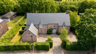 Deze ruime villa in originele paepesteen is gelegen op een royaal perceel van 2.232 m² in een bijzonder rustige omgeving te Geel. De woning...