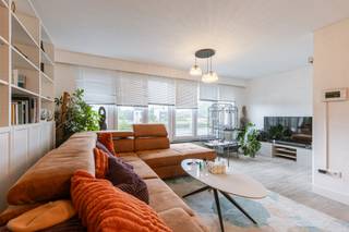 Aan de Brugsevaart bevindt zich deze ruime woning met een bewoonbare oppervlakte van maar liefst 150 m². Dankzij de combinatie van ruimte, comfort en een prachtig zicht op het water vormt deze eigendom een ideale thuis voor gezinnen die op zoek zijn naar een centrale ligging in Gent.<br /><br />De woning beschikt over een lichtrijke leefruimte, een praktische keuken, vier volwaardige slaapkamers en een badkamer. Daarnaast zijn er twee aparte toiletten aanwezig, wat zorgt voor extra comfort in het dagelijkse leven.<br /><br />Een absolute troef is het open zicht op de vaart, waardoor u elke dag geniet van een aangenaam en rustgevend uitzicht. Bovendien beschikt de woning over een EPC-label B, conforme elektriciteit en is er geen asbest aanwezig.<br /><br />De ligging combineert een uitstekende bereikbaarheid met de nabijheid van winkels, scholen, openbaar vervoer en belangrijke invalswegen.<br /><br />Troeven:<br />•⁠ ⁠Bewoonbare oppervlakte van 150 m²<br />•⁠ ⁠4 Volwaardige slaapkamers<br />•⁠ ⁠2 Aparte toiletten<br />•⁠ ⁠Prachtig zicht op de vaart<br />•⁠ ⁠EPC-label B<br />•⁠ ⁠Conforme elektriciteit<br />•⁠ ⁠Asbestvrij<br />•⁠ ⁠Uitstekende ligging in Gent<br /><br />Dankzij de ruime indeling, de gunstige energiescore en het unieke uitzicht vormt deze woning een interessante opportuniteit voor gezinnen of investeerders.<br /><br />Voor meer informatie of een bezoek, contacteer ons via info@vicusvastgoed.be of op het nummer 0471 65 25 34.