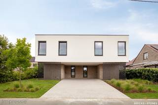 Gelegen in een rustige en groene wijk in Beerzel, vinden we deze prachtige nieuwbouwwoning met een uitstekende verbinding naar de omliggende gemeenten.<br /><br />Via de aparte inkomhal, met ingemaakte vestiaire, betreden we de woning. Achteraan, in alle rust en met zicht op de tuin, bevindt zich de ruime woon- en leefruimte. Grote raampartijen zorgen hier voor een overvloed aan natuurlijk licht en geven rechtstreeks toegang tot het terras en de zonnige tuin. De woonkamer sluit naadloos aan bij de eetruimte en de open keuken. Deze keuken is volledig uitgerust met kwalitatieve toestellen (koelkast met vriezer, combi-oven en inductiekookplaat) en beschikt over een praktisch kookeiland met spoelbak en vaatwasser.<br /><br />Aansluitend vinden we een handige berging, waar alle technieken netjes zijn weggewerkt. Bovendien is er hier voldoende plaats voor extra opbergruimte en de aansluiting voor wasmachine en droogkast.<br /><br />Op de verdieping ontdekken we drie volwaardige slaapkamers. De master bedroom (ca. 20 m²) beschikt over een en-suite badkamer met dubbele wastafel, douche én bad. De twee overige slaapkamers (ca. 18 en 19 m²) zijn eveneens ruim en delen een tweede, zeer praktische badkamer. Elke kamer heeft er een eigen wastafel, terwijl de douche gedeeld kan worden – ideaal als kinder- of gastenbadkamer.<br /><br />Deze woning werd afgewerkt met hoogwaardige materialen en oog voor detail, met technieken die garant staan voor duurzaam en energiezuinig wonen. Dankzij vloerverwarming, warmtepomp en zonnepanelen kiest u hier voor een toekomstgerichte thuis waarin comfort en kwaliteit centraal staan.<br /><br />Een woning die klasse, comfort en know-how perfect combineert.