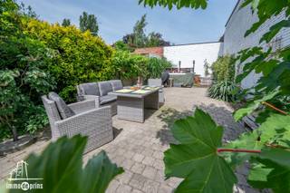 In de Guido Gezellelaan vindt u deze centraal gelegen herenwoning met mooie art-deco elementen. Met 4 ruime slaapkamers (±20 m²) en veel leefruimte is dit de ideale woning voor wie comfort en ruimte zoekt.De ligging is top: op minder dan 1 km van station en markt, met vlotte verbinding naar E17 en N16. Winkels, scholen en openbaar vervoer bevinden zich vlakbij.IndelingGelijkvloers met ruime leefruimte, open keuken en eetplaats met zicht op tuin en terras, wasplaats, gastentoilet en kelder.Op de verdiepingen bevinden zich 4 grote slaapkamers en 2 badkamers.Troeven•Vernieuwde en geïsoleerde daken•Dubbel glas & condensatieketel•Zonnepanelen (±4.000 kWh)•EPC label B (153 kWh/m²)•Mobiscore 9,2Er is mogelijkheid om een garage te huren in de buurt op 100m van de woning